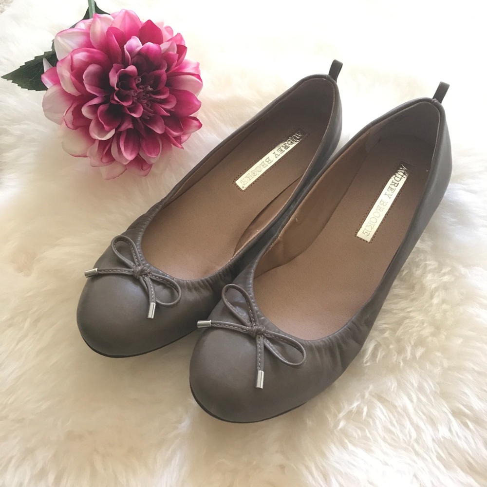 Classic flats, Audrey Brooke, taupe, leather.